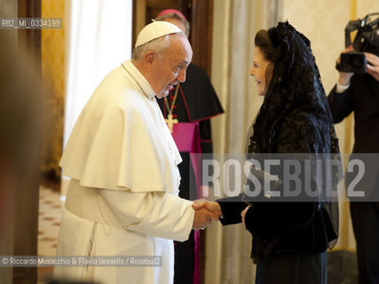 Città del Vaticano 27 04 2015, Palazzo Apostolico. Papa Francesco riceve in udienza privata La Regina Silvia di Svezia, accompagnata dalla figlia la Principessa Madeleine (in cinta allottavo mese, suo marito Christopher ONeill e la loro figlia Leonore. . ©Riccardo Musacchio & Flavio Ianniello/Rosebud2