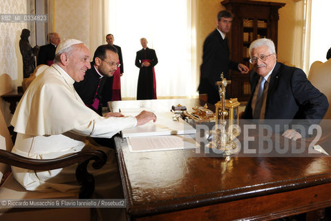 Città del Vaticano, 16 maggio 2015.Il Santo Padre Francesco ha ricevuto in Udienza S.E. il Sig. Mahmoud Abbas, Presidente dello Stato di Palestina, Biblioteca privata.. ©Riccardo Musacchio & Flavio Ianniello/Rosebud2