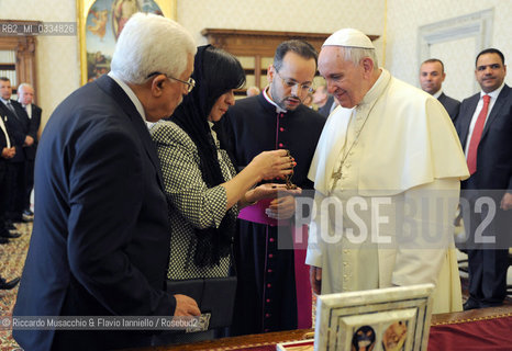 Città del Vaticano, 16 maggio 2015.Il Santo Padre Francesco ha ricevuto in Udienza S.E. il Sig. Mahmoud Abbas, Presidente dello Stato di Palestina, Biblioteca privata.. ©Riccardo Musacchio & Flavio Ianniello/Rosebud2