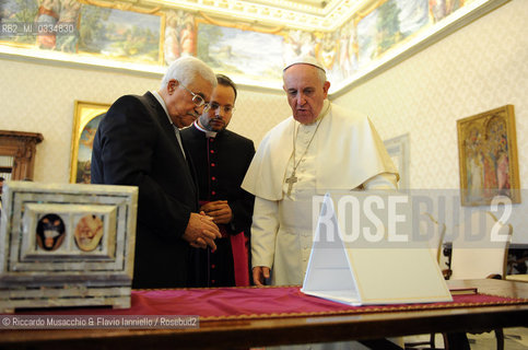 Città del Vaticano, 16 maggio 2015.Il Santo Padre Francesco ha ricevuto in Udienza S.E. il Sig. Mahmoud Abbas, Presidente dello Stato di Palestina, Biblioteca privata.. ©Riccardo Musacchio & Flavio Ianniello/Rosebud2