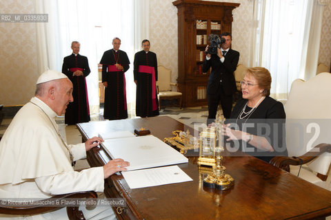 Città del Vaticano, Biblioteca 05 06 2015.Udienza del Santo Padre Francesco al Presidente del Cile, S.E. la Sig.ra Verónica Michelle Bachelet Jeria.. ©Riccardo Musacchio & Flavio Ianniello/Rosebud2