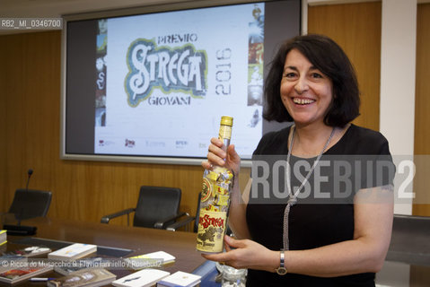 Roma, 12 06 2016.Premio Strega giovani 2016 a Rossana Campo..Cerimonia di consegna alla presenza della Presidente della Camera dei Deputati Laura Boldrini..Nella foto: Stefano Petrocchi (Dir. Fondaz. Bellonci) consegna bottiglia Strega. ©Riccardo Musacchio & Flavio Ianniello/Rosebud2