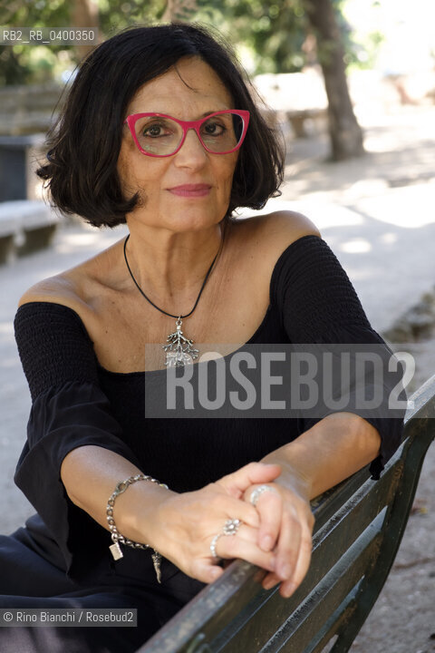 Reggio Calabria August 4, 2025..Anna Mallamo, writer and journalist, directs the Culture and Entertainment pages of the Gazzetta del Sud and runs a blog on the Huffington Post. She was photographed in Reggio Calabria among the roots of a ficus magnolioides/Anna Mallamo, scrittrice e giornalista, dirige le pagine di Cultura e spettacoli della «Gazzetta del Sud» e gestisce un blog sull«Huffington Post», fotografata a Reggio Calabria tra le radici del ficus magnolioide. ©Rino Bianchi/Rosebud2