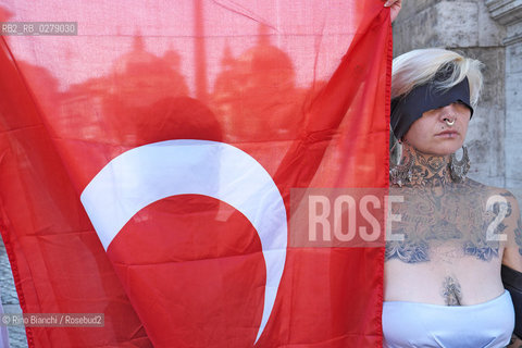 Roma 23 giugno 2013..Flash mob con performance di Tiger Orchid a sostegno delle proteste di Piazza Taksim.. ©Rino Bianchi/Rosebud2