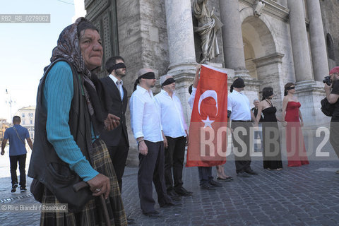 Roma 23 giugno 2013..Flash mob con performance degli artisti Francesca Fini e Marco Flores Fioramanti a sostegno delle proteste di Piazza Taksim.. ©Rino Bianchi/Rosebud2