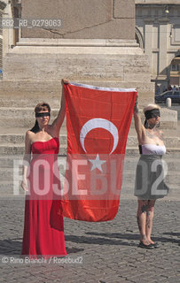 Roma 23 giugno 2013..Flash mob con performance degli artisti Francesca Fini e Marco Flores Fioramanti a sostegno delle proteste di Piazza Taksim..Nella foto:  Francesca Fini e Tiger Orchid  durante la performance.. ©Rino Bianchi/Rosebud2