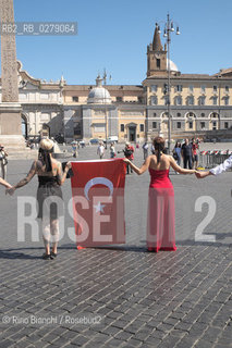 Roma 23 giugno 2013..Flash mob con performance degli artisti Francesca Fini e Marco Flores Fioramanti a sostegno delle proteste di Piazza Taksim..Nella foto:  Francesca Fini e Tiger Orchid  durante la performance.. ©Rino Bianchi/Rosebud2