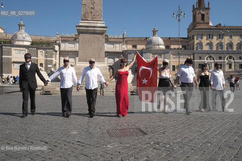 Roma 23 giugno 2013..Flash mob con performance degli artisti Francesca Fini e Marco Flores Fioramanti a sostegno delle proteste di Piazza Taksim..Nella foto:  Francesca Fini con Marco Flores Fioramanti e Tiger Orchid durante la performance.. ©Rino Bianchi/Rosebud2