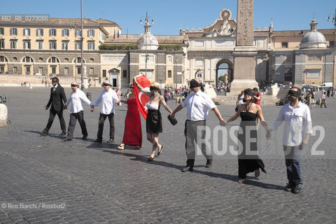 Roma 23 giugno 2013..Flash mob con performance degli artisti Francesca Fini e Marco Flores Fioramanti a sostegno delle proteste di Piazza Taksim..Nella foto:  Francesca Fini con Marco Flores Fioramanti e Tiger Orchid durante la performance.. ©Rino Bianchi/Rosebud2