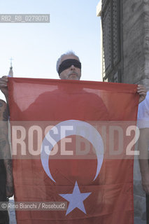 Roma 23 giugno 2013..Flash mob con performance di Marco Flores Fioramanti a sostegno delle proteste di Piazza Taksim.. ©Rino Bianchi/Rosebud2