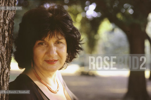 Roma 10 agosto 2006.Gabriella Sica, poetessa, ritratta a Roma nel parco di Villa Borghese.. ©Rino Bianchi/Rosebud2