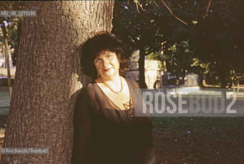 Roma 10 agosto 2006.Gabriella Sica, poetessa, ritratta a Roma nel parco di Villa Borghese.. ©Rino Bianchi/Rosebud2