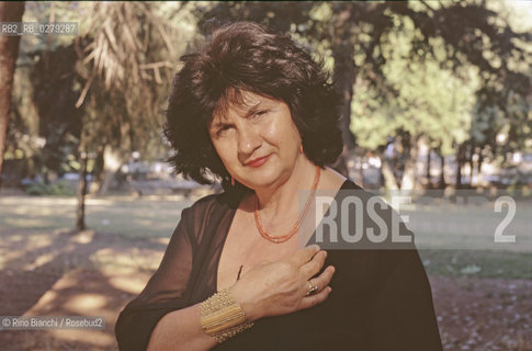 Roma 10 agosto 2006.Gabriella Sica, poetessa, ritratta a Roma nel parco di Villa Borghese.. ©Rino Bianchi/Rosebud2