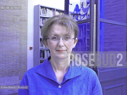 Roma 4 luglio 2012..Sarah Zuhra Lukanic, scrittrice,  originaria di Spalato (Croazia),  ha collaborato con il Teatro di Spalato e con alcuni quotidiani jugoslavi. Nel 1987 si è trasferita in Italia, a Roma, dove ha lavorato come barista per sedici anni. Dal giugno 2004 ha cominciato a scrivere in lingua italiana. Finalista e menzionata in diversi concorsi letterari, tra i quali il Premio Umberto Saba-Trieste Scritture di Frontiera 2005 con la raccolta di racconti Ciacole Triestine, nel settembre del 2006 ha vinto il Premio Giornalistico Letterario Mare Nostrum-Viareggio 2006 con la raccolta di racconti Rione Kurdistan. Nel gennaio del 2007 è stato pubblicato il suo  romanzo Le Lezioni di Selma per le edizioni Libri Bianchi di Milano..Nella foto: Sara Zhura Lukanic ritratta a Roma davanti la Biblioteca della Casa delle Letterature.. ©Rino Bianchi/Rosebud2