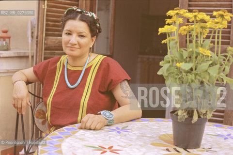 Roma 24 agosto 2006..Sandra Cisneros, scrittrice, ritratta nella casa di Trastevere durante il suo soggiorno romano.. ©Rino Bianchi/Rosebud2