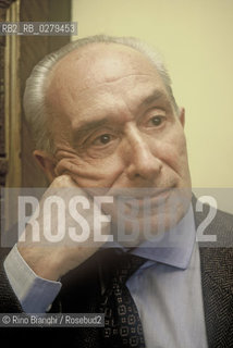 Roma 9 aprile 2010..Giovanni Sartori, politologo, storico e saggista, è tra i massimi esperti di politologia a livello internazionale. Laureato in Scienze Politiche allUniversità di Firenze nel 1946, dove è stato professore di Storia della Filosofia Moderna, Scienza della Politica e Sociologia. Ha ricevuto la carica di Albert Schweitzer Professor in the Humanities alla Columbia University (USA) dal 1979 al 1994..È stato nominato Dottore Honoris Causa dallUniversità di Genova nel 1992; dallUniversità di Georgetown (USA) nel 1994; dallUniversità di Guadalajara (Messico) nel 1997; dallUniversità di Buenos Aires (Argentina) nel 1998; dallUniversità Complutense di Madrid (Spagna) nel 2001, dallUniversità di Bucarest (Romania) nel 2001 e dallUNAM di Città del Messico (Messico) nel 2007. Nel 1999 è stato nominato comendador della Ordem do Cruzeiro do Sul dal presidente della Repubblica Federale del Brasile e nel 2005 ha ricevuto il Premio Principe delle Asturie per le scienze sociali dalla Fundación Príncipe de Asturias. Fa parte del comitato dei garanti di Biennale Democrazia..Dal 2002 fa parte dei garanti dellassociazione Libertà e Giustizia. Sartori può essere oggi considerato uno dei principali autori nel campo della Teoria della Democrazia, dei sistemi di partito e dellingegneria costituzionale nel mondo accademico internazionale..Nella foto: Giovanni Sartori ritratto nella sua abitazione di Firenze... ©Rino Bianchi/Rosebud2