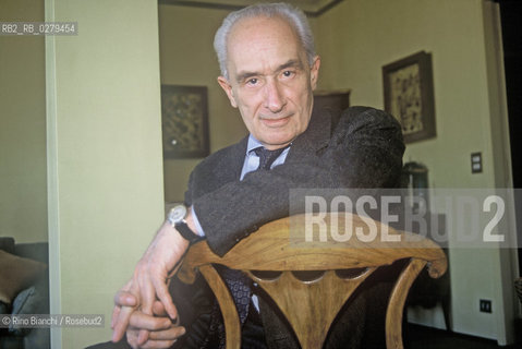 Roma 9 aprile 2010..Giovanni Sartori, politologo, storico e saggista, è tra i massimi esperti di politologia a livello internazionale. Laureato in Scienze Politiche allUniversità di Firenze nel 1946, dove è stato professore di Storia della Filosofia Moderna, Scienza della Politica e Sociologia. Ha ricevuto la carica di Albert Schweitzer Professor in the Humanities alla Columbia University (USA) dal 1979 al 1994..È stato nominato Dottore Honoris Causa dallUniversità di Genova nel 1992; dallUniversità di Georgetown (USA) nel 1994; dallUniversità di Guadalajara (Messico) nel 1997; dallUniversità di Buenos Aires (Argentina) nel 1998; dallUniversità Complutense di Madrid (Spagna) nel 2001, dallUniversità di Bucarest (Romania) nel 2001 e dallUNAM di Città del Messico (Messico) nel 2007. Nel 1999 è stato nominato comendador della Ordem do Cruzeiro do Sul dal presidente della Repubblica Federale del Brasile e nel 2005 ha ricevuto il Premio Principe delle Asturie per le scienze sociali dalla Fundación Príncipe de Asturias. Fa parte del comitato dei garanti di Biennale Democrazia..Dal 2002 fa parte dei garanti dellassociazione Libertà e Giustizia. Sartori può essere oggi considerato uno dei principali autori nel campo della Teoria della Democrazia, dei sistemi di partito e dellingegneria costituzionale nel mondo accademico internazionale..Nella foto: Giovanni Sartori ritratto nella sua abitazione di Firenze... ©Rino Bianchi/Rosebud2