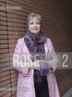 Roma 17 marzo 2013..Catherine Dunne, scrittrice irlandese, laureata in lingua e letteratura inglese e spagnola. Ha cominciato a scrivere, come afferma la stessa autrice, dopo la morte del suo secondo figlio, esordendo in campo letterario nel 1997 con il romanzo dal titolo La metà di niente, uscito in Italia nel 1998. Ha pubblicato numerosi romanzi, tutti di grande successo, e ha parallelamente continuato a insegnare presso lUniversity College, dove tiene corsi di scrittura creativa..Nella foto: Catherine Dunne ritratta a Roma.. ©Rino Bianchi/Rosebud2