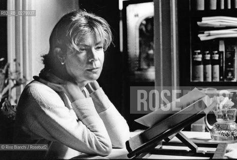 Roma 30 luglio 2009..Antonella Anedda, poetessa, ritratta nella sua abitazione romana..Foto: Rino Bianchi ©Rino Bianchi/Rosebud2