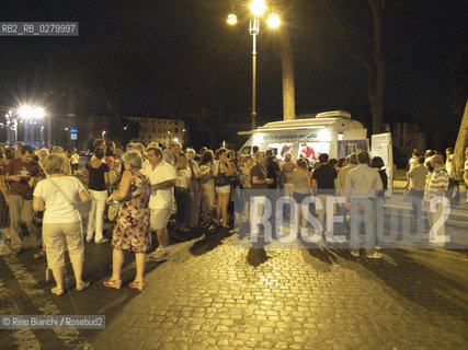 Roma 3 agosto 2013..Pedonalizzazione dei Fori..Cittadini in coda per lannullo filatelico.. ©Rino Bianchi/Rosebud2