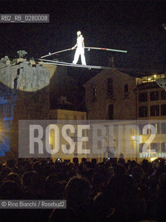 Roma 3 agosto 2013..Pedonalizzazione dei Fori..Nella foto: il funambolo Andrea Loreni passeggia sui Fori.. ©Rino Bianchi/Rosebud2