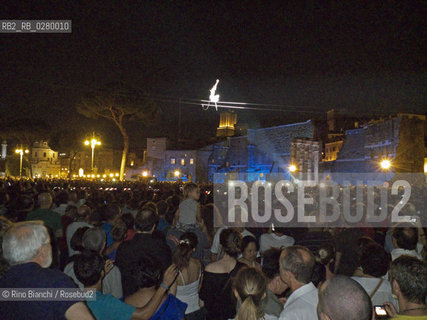 Roma 3 agosto 2013..Pedonalizzazione dei Fori..Nella foto: il funambolo Andrea Loreni passeggia sui Fori.. ©Rino Bianchi/Rosebud2
