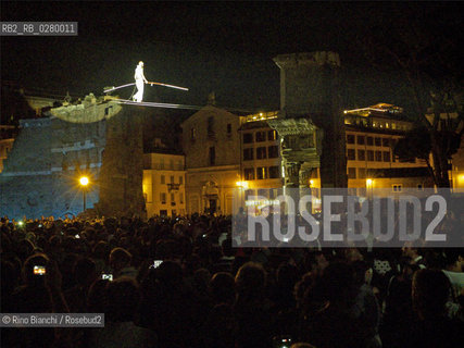 Roma 3 agosto 2013..Pedonalizzazione dei Fori..Nella foto: il funambolo Andrea Loreni passeggia sui Fori.. ©Rino Bianchi/Rosebud2