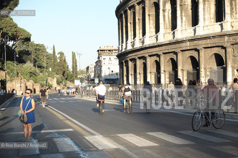 Roma 3 agosto 2013..Pedonalizzazione dei Fori..I Fori invasi dai ciclisti e turisti.. ©Rino Bianchi/Rosebud2