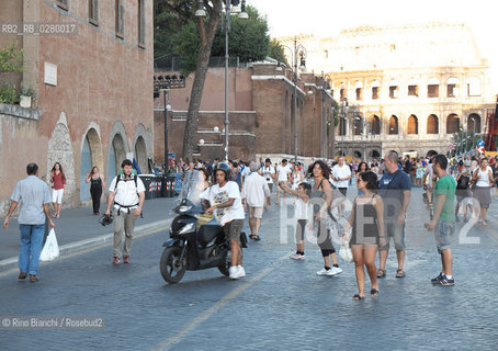 Roma 3 agosto 2013..Pedonalizzazione dei Fori..I Fori invasi dai cittadini.. ©Rino Bianchi/Rosebud2