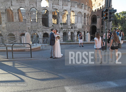 Roma 3 agosto 2013..Pedonalizzazione dei Fori..Sposi in piazza del Colosseo il giorno della chiusura al traffico dei Fori.. ©Rino Bianchi/Rosebud2