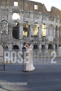 Roma 3 agosto 2013..Pedonalizzazione dei Fori..Sposi in piazza del Colosseo il giorno della chiusura al traffico dei Fori.. ©Rino Bianchi/Rosebud2