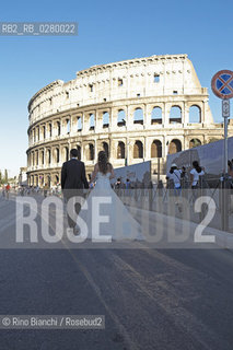 Roma 3 agosto 2013..Pedonalizzazione dei Fori..Sposi al Colosseo il giorno della chiusura al traffico dei Fori.. ©Rino Bianchi/Rosebud2