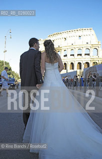 Roma 3 agosto 2013..Pedonalizzazione dei Fori..Sposi al Colosseo il giorno della chiusura al traffico dei Fori.. ©Rino Bianchi/Rosebud2