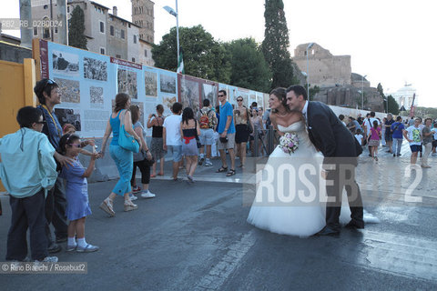 Roma 3 agosto 2013..Pedonalizzazione dei Fori..Sposi al Colosseo vengono fotografati da una bimba giapponese il giorno della chiusura al traffico dei Fori.. ©Rino Bianchi/Rosebud2