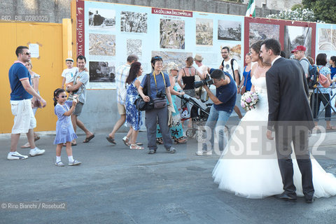 Roma 3 agosto 2013..Pedonalizzazione dei Fori..Sposi al Colosseo vengono fotografati da una bimba giapponese il giorno della chiusura al traffico dei Fori.. ©Rino Bianchi/Rosebud2