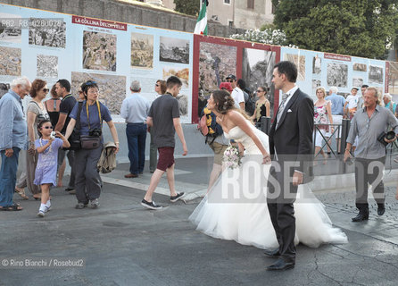 Roma 3 agosto 2013..Pedonalizzazione dei Fori..Sposi al Colosseo vengono fotografati da una bimba giapponese il giorno della chiusura al traffico dei Fori.. ©Rino Bianchi/Rosebud2