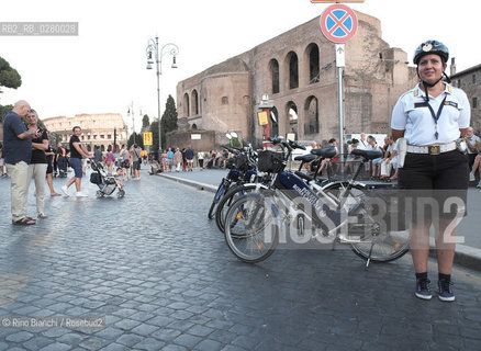 Roma 3 agosto 2013..Pedonalizzazione dei Fori..unagente della Polizia di Roma Capitale.. ©Rino Bianchi/Rosebud2
