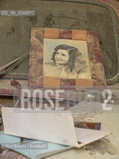 Apice Vecchia, (BN) 10 maggio 2013..Una vecchia fotografia posta sul vetro di una Mini Minor, allinterno di un garage abbandonato dopo il sisma del 1962.. ©Rino Bianchi/Rosebud2