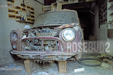 Apice Vechia(BN), 14 giugno 2013..Interno di un garage con una Mini Minor del 1959, rimasta sotto le macerie del sisma dellagosto del 1962.. ©Rino Bianchi/Rosebud2