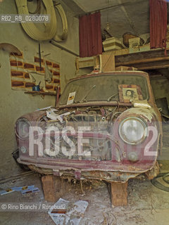 Apice Vecchia, (BN) 10 maggio 2013..Interni di un garage con Mini Minor, abbandonato dopo il sisma del 1962.. ©Rino Bianchi/Rosebud2