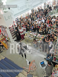 Roma 4 aprile 2012..Isabella Santacroce, scrittrice, durante la performance alla libreria Mel Book Store in occasione della presentazione del libro Amorino edito da Bompiani.. ©Rino Bianchi/Rosebud2