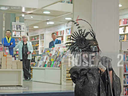 Roma 4 aprile 2012..Isabella Santacroce, scrittrice, durante la performance alla libreria Mel Book Store in occasione della presentazione del libro Amorino edito da Bompiani.. ©Rino Bianchi/Rosebud2