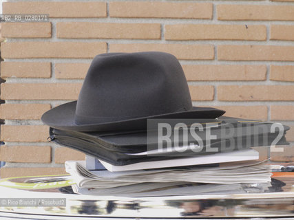 Roma 11 marzo 2012..il cappello, lagenda ed i giornali di John Banville posti su una colonnina dellAuditorium Parco della Musica di Roma durante una intervista TV.. ©Rino Bianchi/Rosebud2
