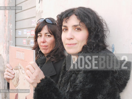 Roma 27 gennaio 2012..Nadia Terranova, scrittrice, ed Ofra Amit, illustratrice e scenografa, ritratte a Roma nel popolare quartiere del Pigneto.. ©Rino Bianchi/Rosebud2