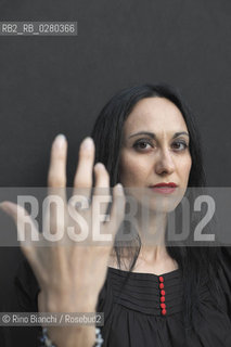 Roma 13 agosto 2013..Erika Polignino, milanese di nascita e veneta dadozione, scrittrice, autrice di romanzi gotici, ritratta a Roma sotto il Ponte Rotto.. ©Rino Bianchi/Rosebud2