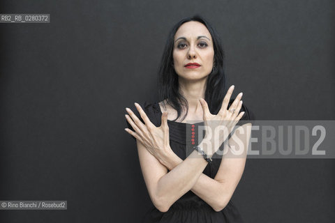Roma 13 agosto 2013..Erika Polignino, milanese di nascita e veneta dadozione, scrittrice, autrice di romanzi gotici, ritratta a Roma sotto il Ponte Rotto.. ©Rino Bianchi/Rosebud2