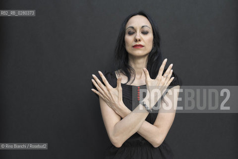 Roma 13 agosto 2013..Erika Polignino, milanese di nascita e veneta dadozione, scrittrice, autrice di romanzi gotici, ritratta a Roma sotto il Ponte Rotto.. ©Rino Bianchi/Rosebud2