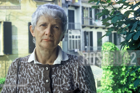 Roma 11 maggio 2010..Marina Gersoni in Jarre, scrittrice, nata in Lettonia, da padre lettone e madre italiana, trascorre linfanzia nella capitale del paese fino al 1935, quando si trasferisce con la sorella a Torre Pellice, paese piemontese dove vive la nonna materna. Nel 1948 si laurea in letteratura cristiana antica presso lUniversità di Torino, per poi ricoprire il ruolo di docente nelle scuole pubbliche del capoluogo, per oltre 25 anni. Nel 2004 vince il Premio Grinzane Cavour con il romanzo Ritorno in Lettonia, edito da Einaudi..Nella foto: Marina Jarre ritratta nella sua abitazione di Torino.. ©Rino Bianchi/Rosebud2