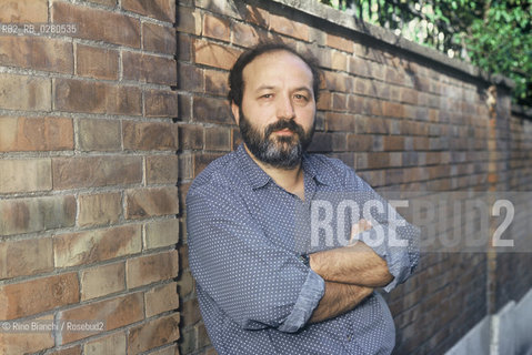 Roma 11 maggio 2010..Roberto Piumini, ha scritto una trentina di testi poetici (poesie, ballate, poemi narrativi, canzoni) su materiali di ricerca e memoria di gruppi di bambini, ragazzi e adulti, in varie località, fra cui Omegna, Alessandria, Scandiano, Milano, Imola, Reggio Emilia, Roma, Modena, Castel del Rio, Torino, Mestre, Lugano (Svizzera)..Ha una cinquantina di traduzioni all’estero..Dal 1990 ha pubblicato per adulti quattro romanzi, cinque raccolte di racconti, testi di parodia letteraria, canzonieri, poemi narrativi, presso una dozzina di editori..Ha scritto testi poetici e narrativi su illustrazioni e in cataloghi d’arte..Ha tradotto in versi poemi di Browning, i Sonetti e il Macbeth di Shakespeare, il Paradiso Perduto di John Milton e l’Aulularia di Plauto, con aggiunta di finale apocrifo. Ha scritto in collaborazione con musicisti diversi libri su autori, strumenti, stili musicali, con materiale audio..Ha registrato in audiolibri poemi e racconti propri e di altri autori. È stato fra gli autori e ideatori della trasmissione televisiva RAI L’Albero Azzurro. Ha scritto e condotto le trasmissioni radiofoniche Radicchio e Il Mattino di Zucchero. Ha scritto e scrive testi per opere musicali, in collaborazione con musicisti italiani ed esteri. Ha scritto soggetti e sceneggiature per cartoni animati e cortometraggi di fiction. Ha scritto testi di accompagnamento per visite in musei, tra cui Il Museo Marino Marini e il Museo Palazzo Strozzi di Firenze..nella foto: Roberto Piumini. ritratto a Roma.. ©Rino Bianchi/Rosebud2