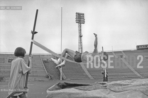 Sarajevo settembre 1994..Allenamenti per il salto in alto allo stasio di calcio..Foto: Rino Bianchi ©Rino Bianchi/Rosebud2